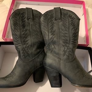 Miranda Lambert cowgirl boots